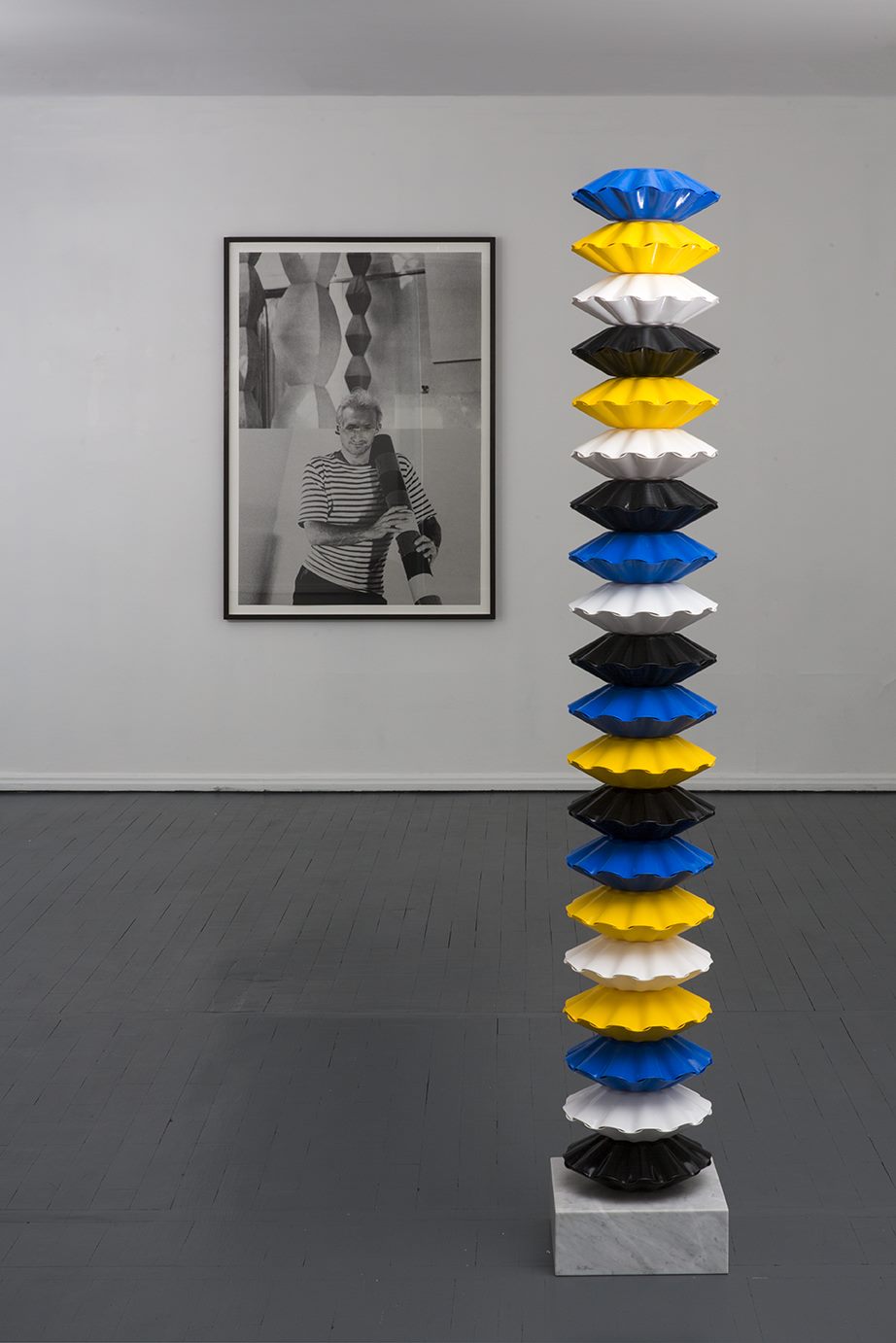 Installation view, Gregor Hildebrandt, “Cădere – Saâdane – Brâncuși”, 2018, and Milen Till, “Constantin, Cădere”, 2017, Galerie Macadam, Romanian Cultural Institute Paris