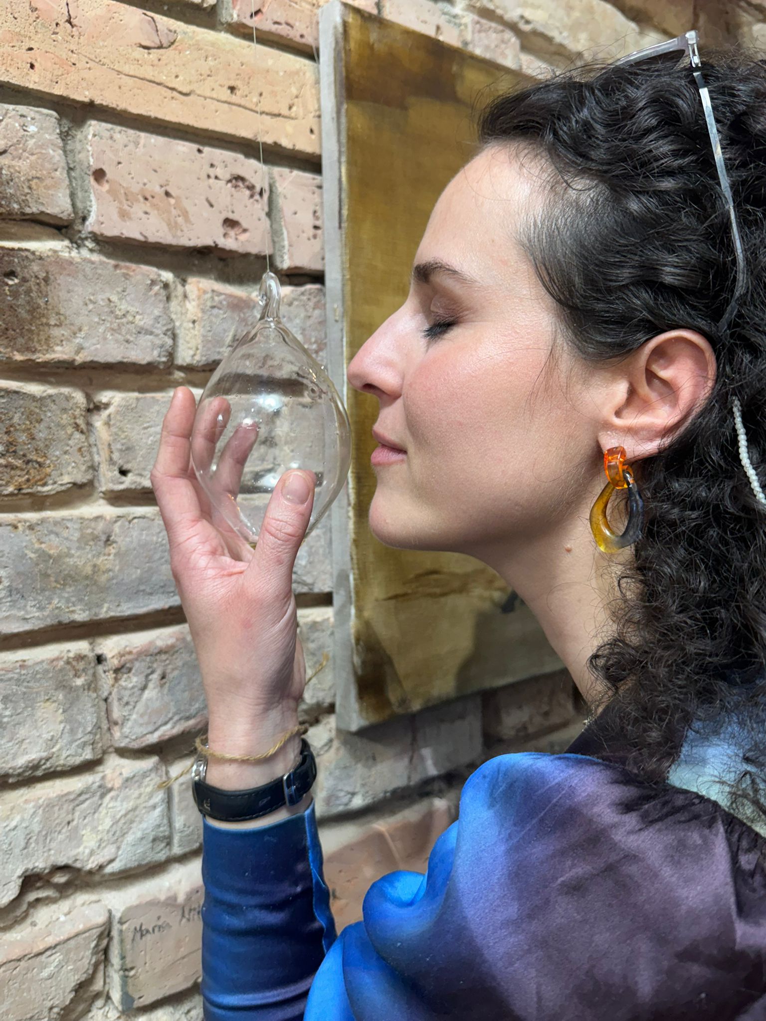 Maria Nitulescu smelling a glass work, Ponyhof, Gallery KWADRAT, Berlin, 2026