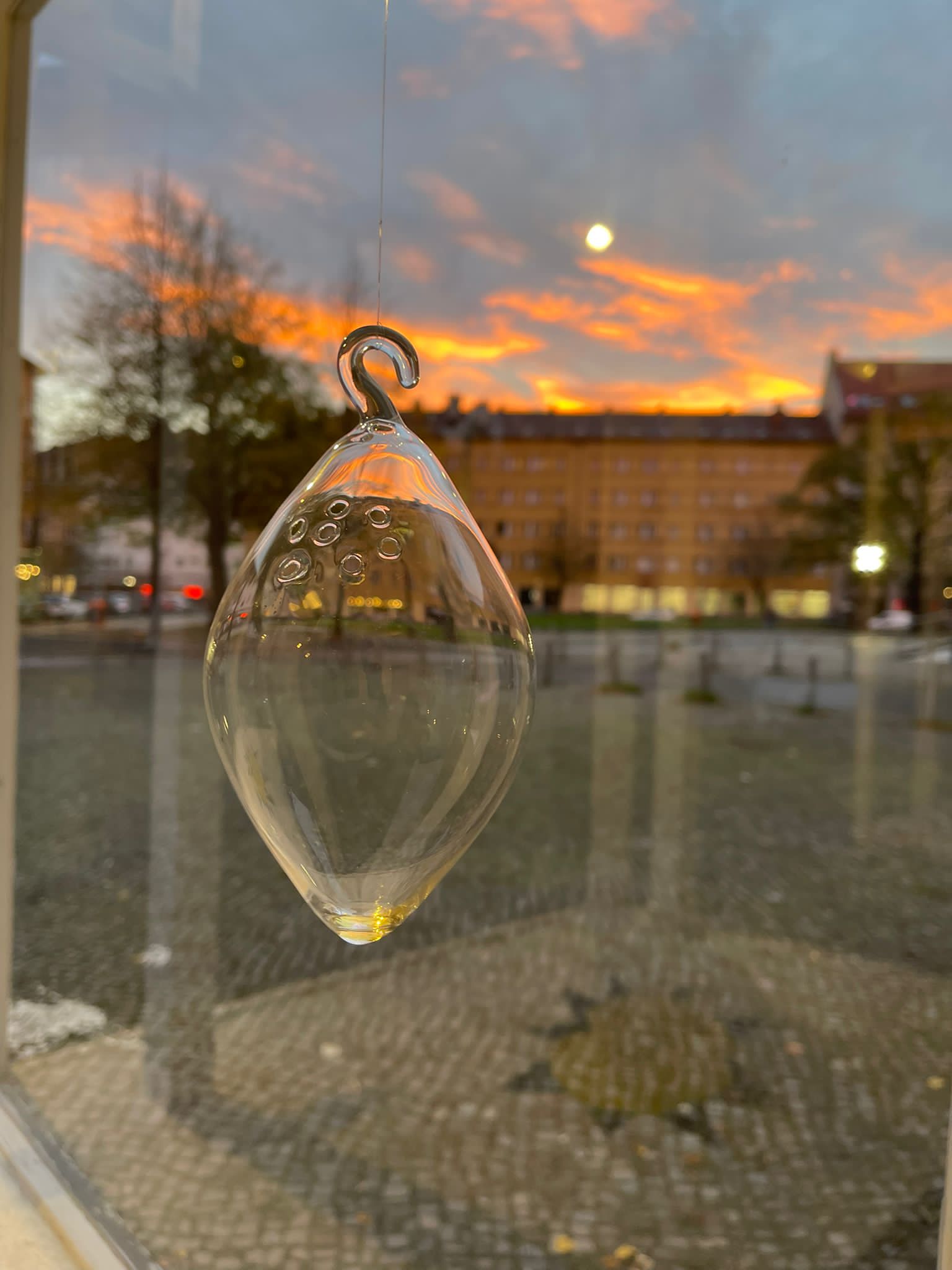 Love is Blind, hand-blown glass work by Maria Nitulescu, against the sunset, Reasonable Percentage, Pavillon der Volksbühne, Berlin, 2025